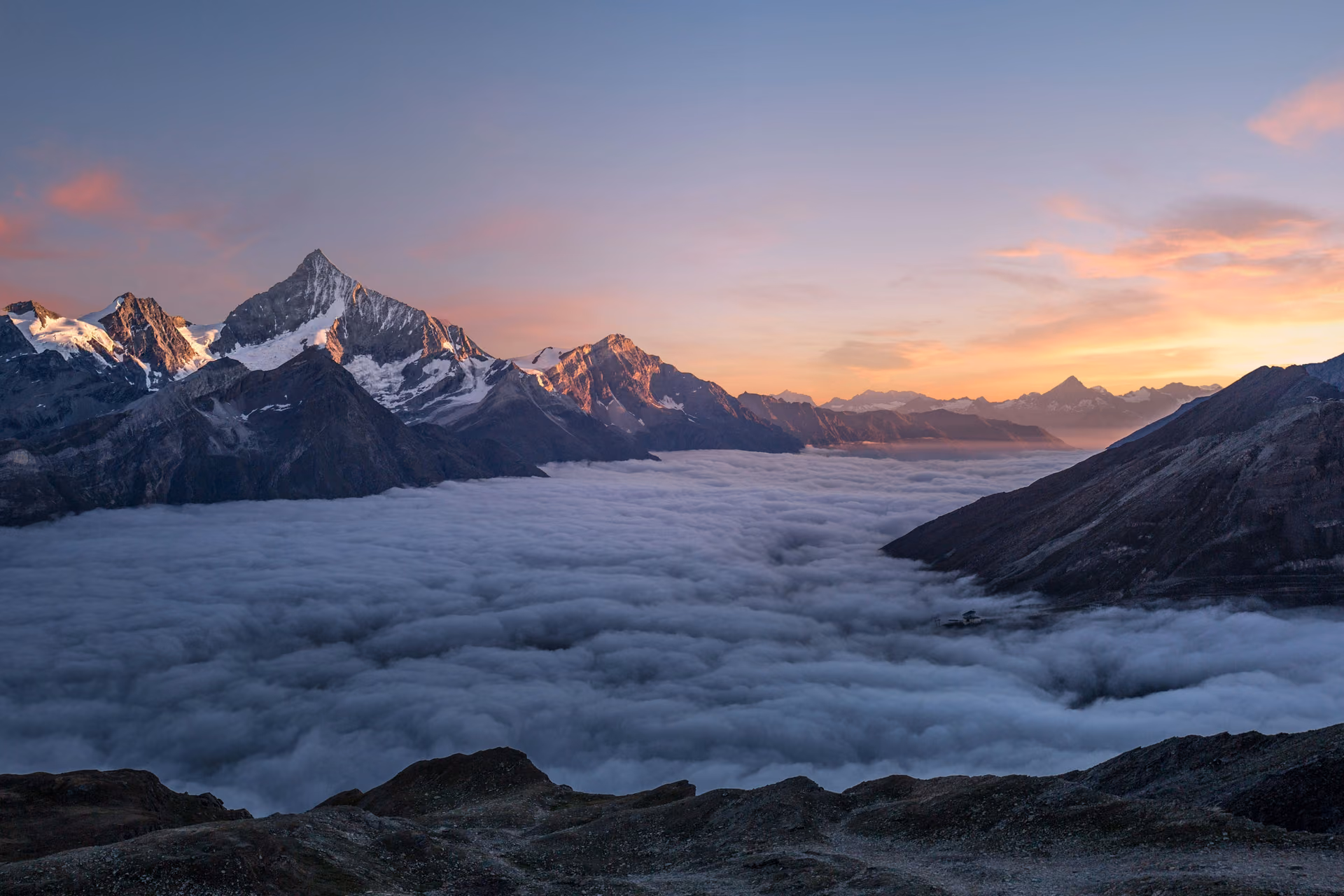 De Weisshorn boven een wolkenzee bij zonsopgang